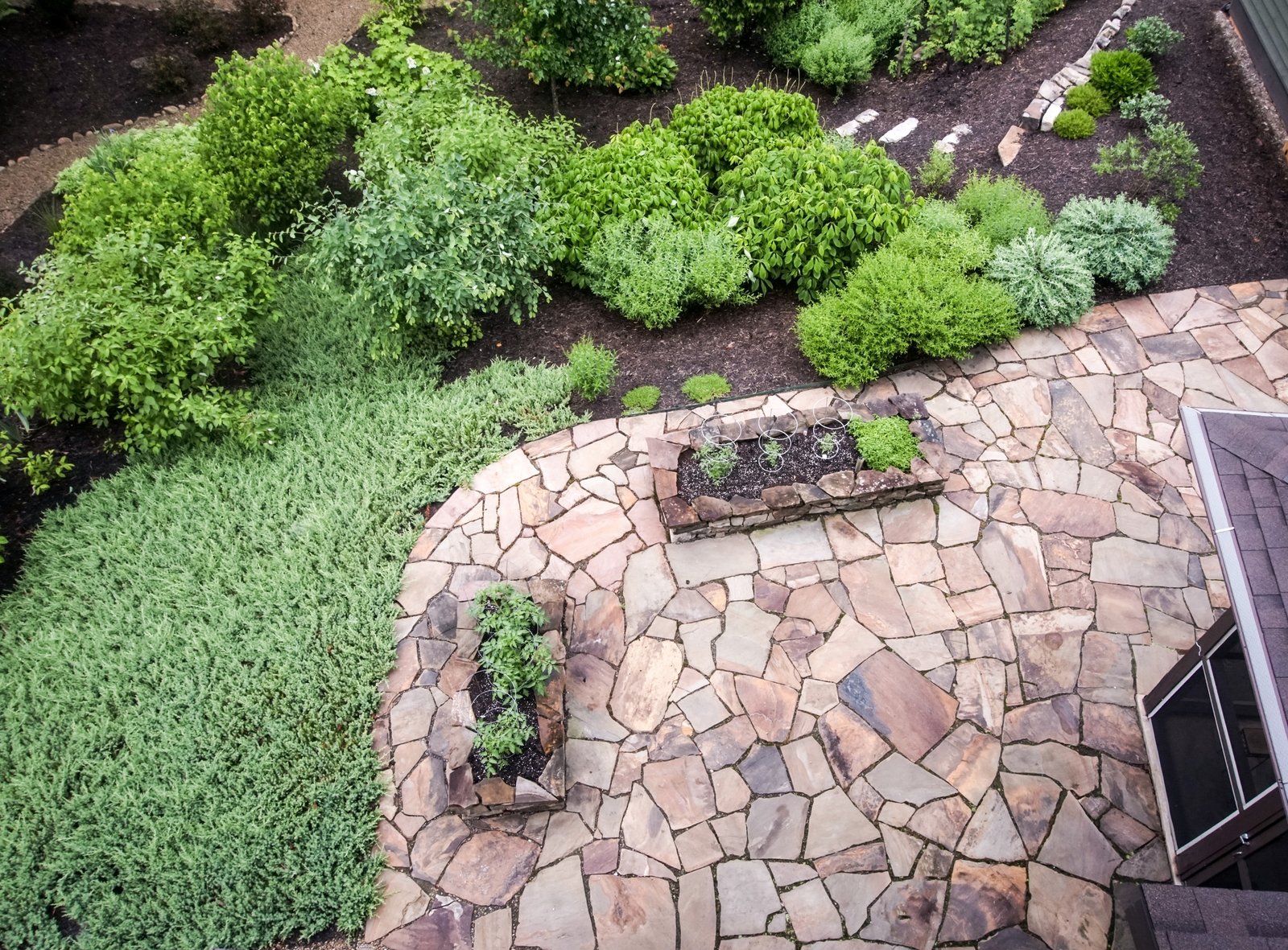 Bird's eye view of garden and patio with Tennessee Flagstone.